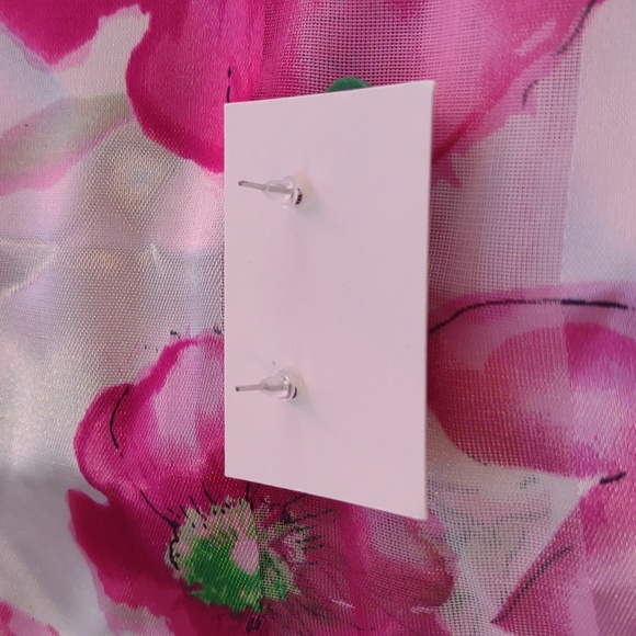 🥳 GIFTED! Avocado Earrings - Picture 3 of 3